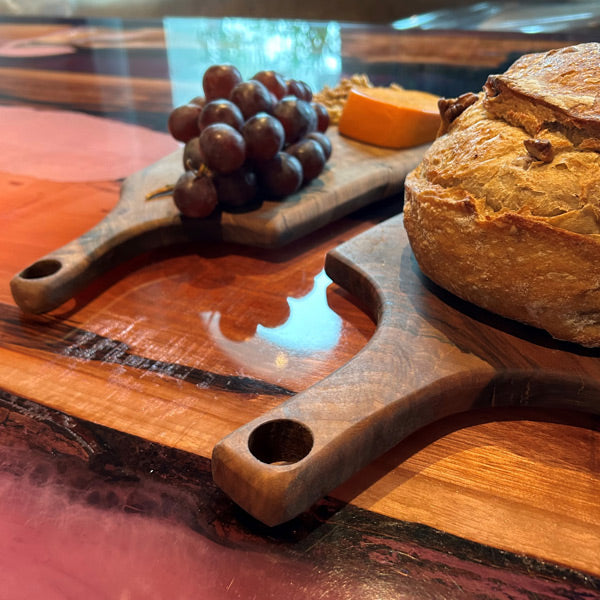 Renkli masadaki sapli tahtalarda yiyecekler_Food on wood serving boards with handle