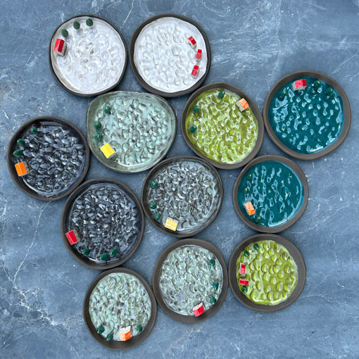 Renkli ve suslu seramik tabaklarin ust gorunusu_Top view of colorful and ornamented ceramic plates