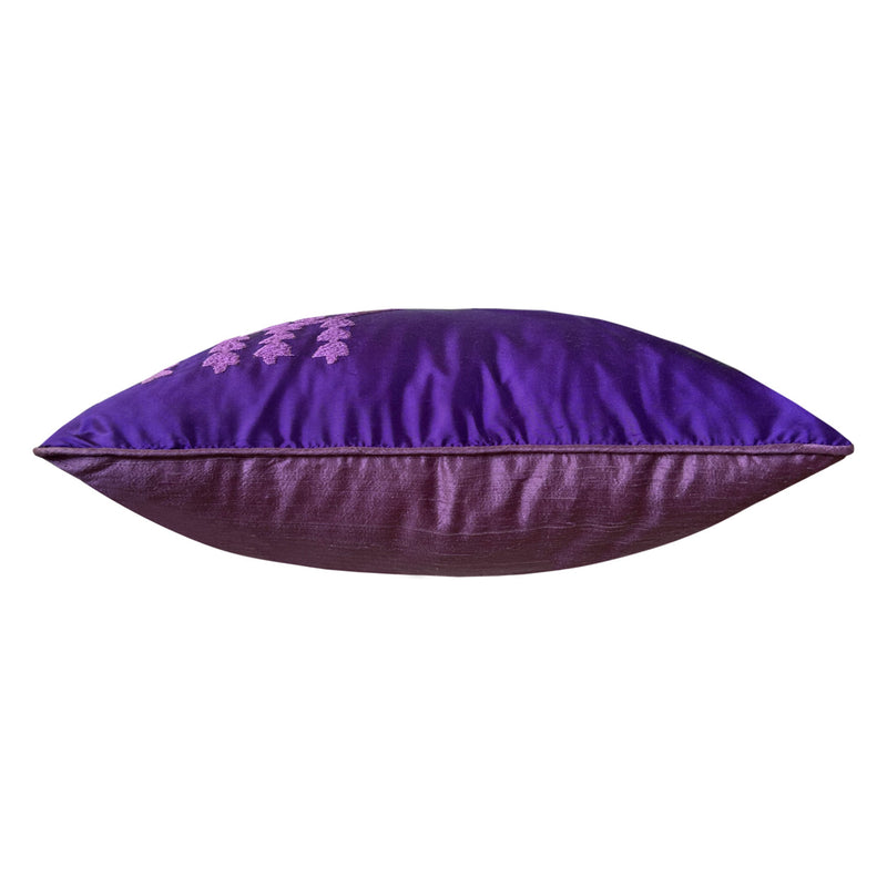 Romantik renklerdeki biyeli yastigin yan gorunusu_Side view of purple silk cushion with piping