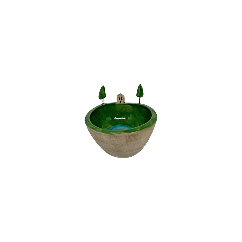 Saginda ve solunda birer agac olan kucuk bir ev ile suslenmis seramik kase_Small ceramic bowl with ornaments