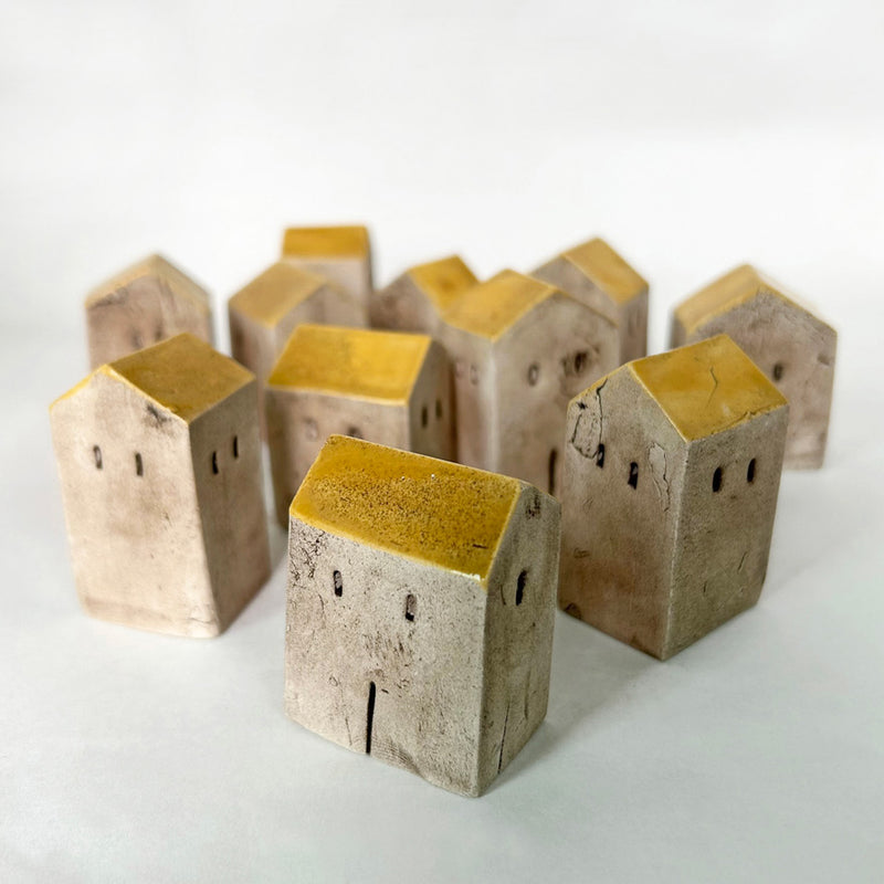Sari catili kucuk seramik evler_Small ceramic houses with yellow roofs