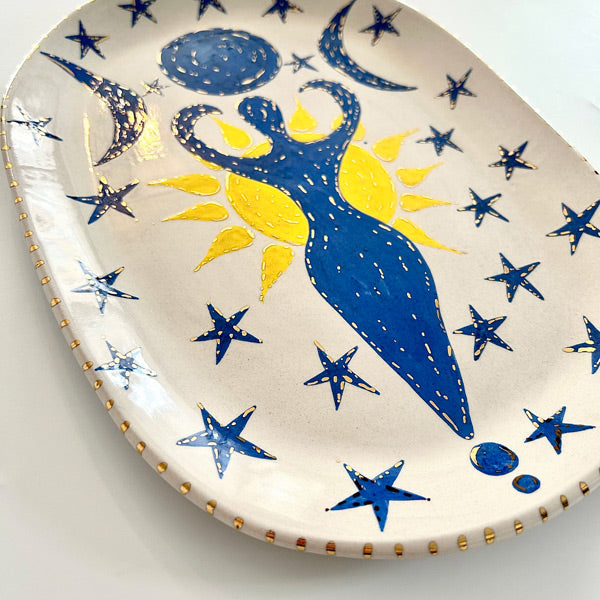 Sari gunesin onunde duran mavi kadin figurlu ve mistik desenli tabak_Yellow and blue mystical patterned oval plate