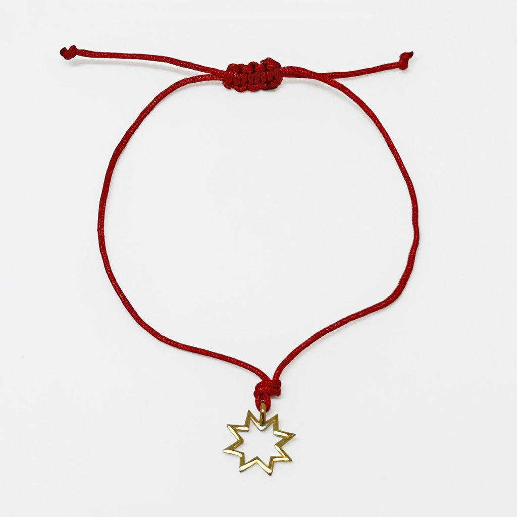 Sekiz koseli yldiz seklinde ucu olan kirmizi ipli bilekli_Red string bracelet with eight pointed star motif