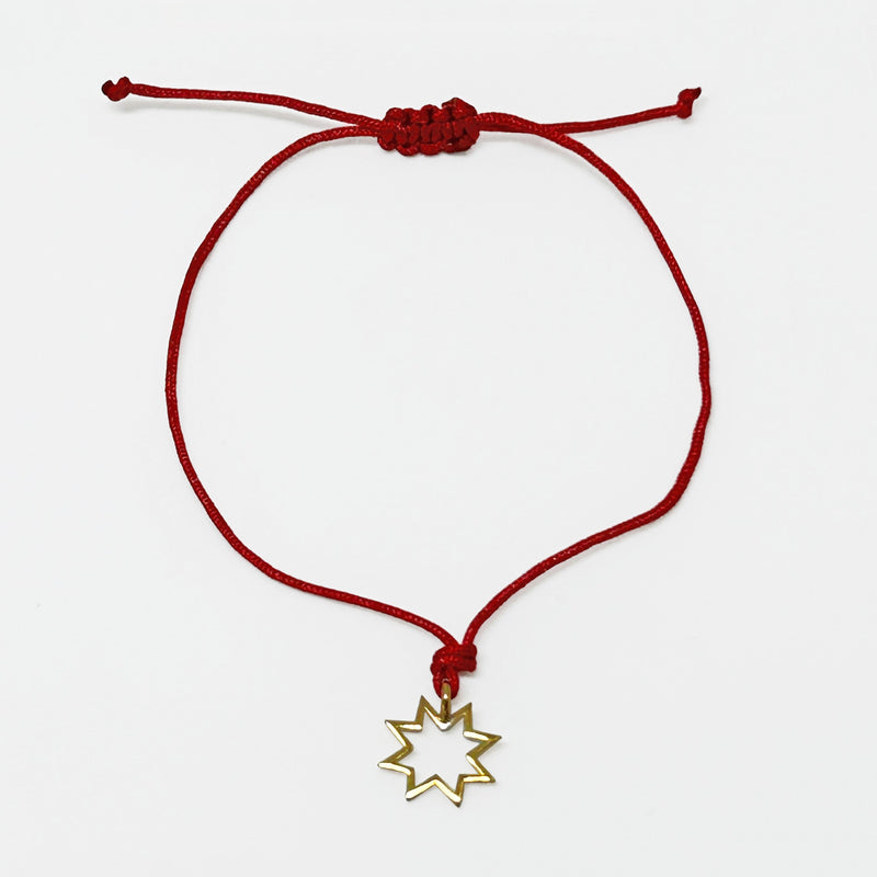 Sekiz koseli yldiz seklinde ucu olan kirmizi ipli bilekli_Red string bracelet with eight pointed star motif
