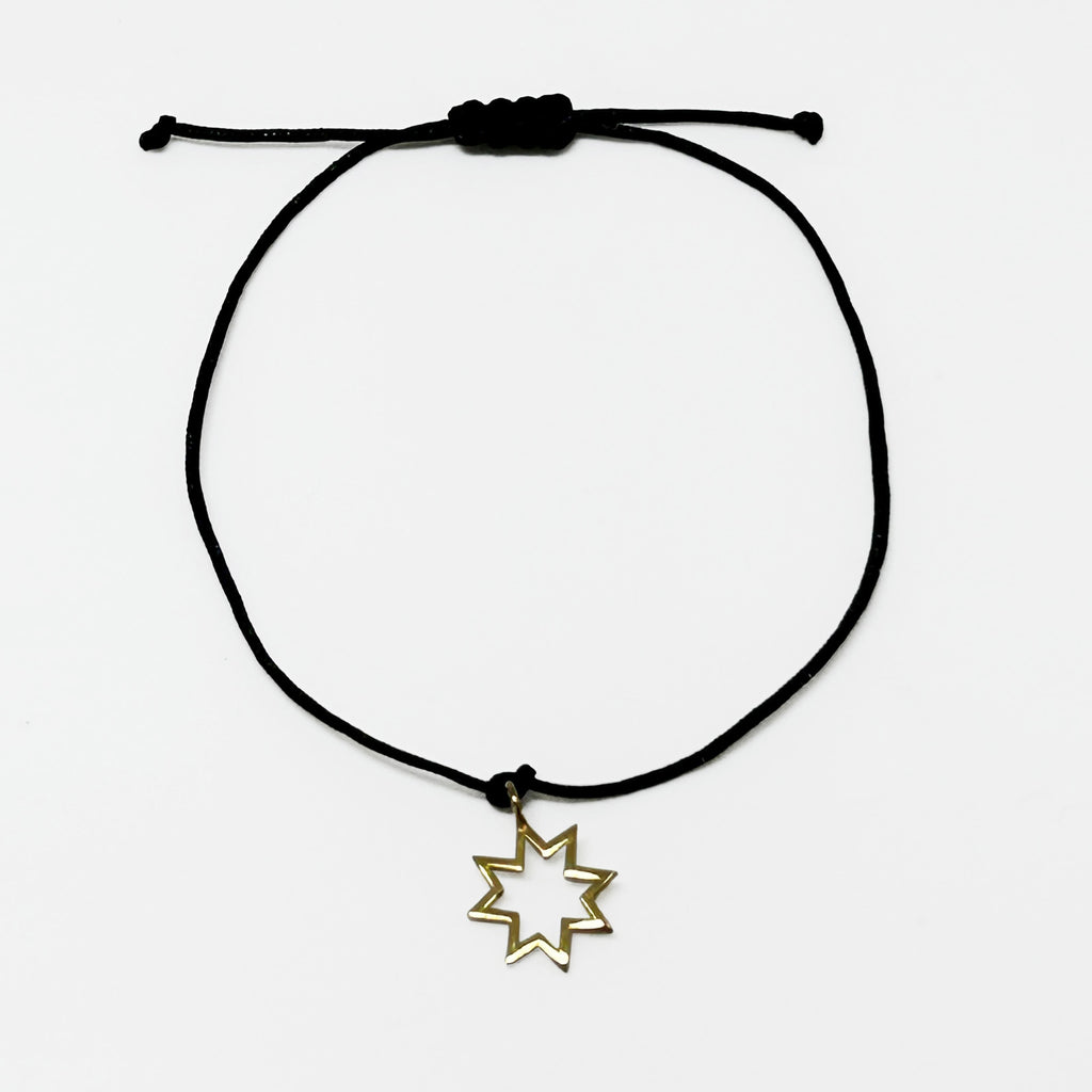 Sekiz koseli yldiz seklinde ucu olan siyah ipli bilekli_Black string bracelet with eight pointed star motif