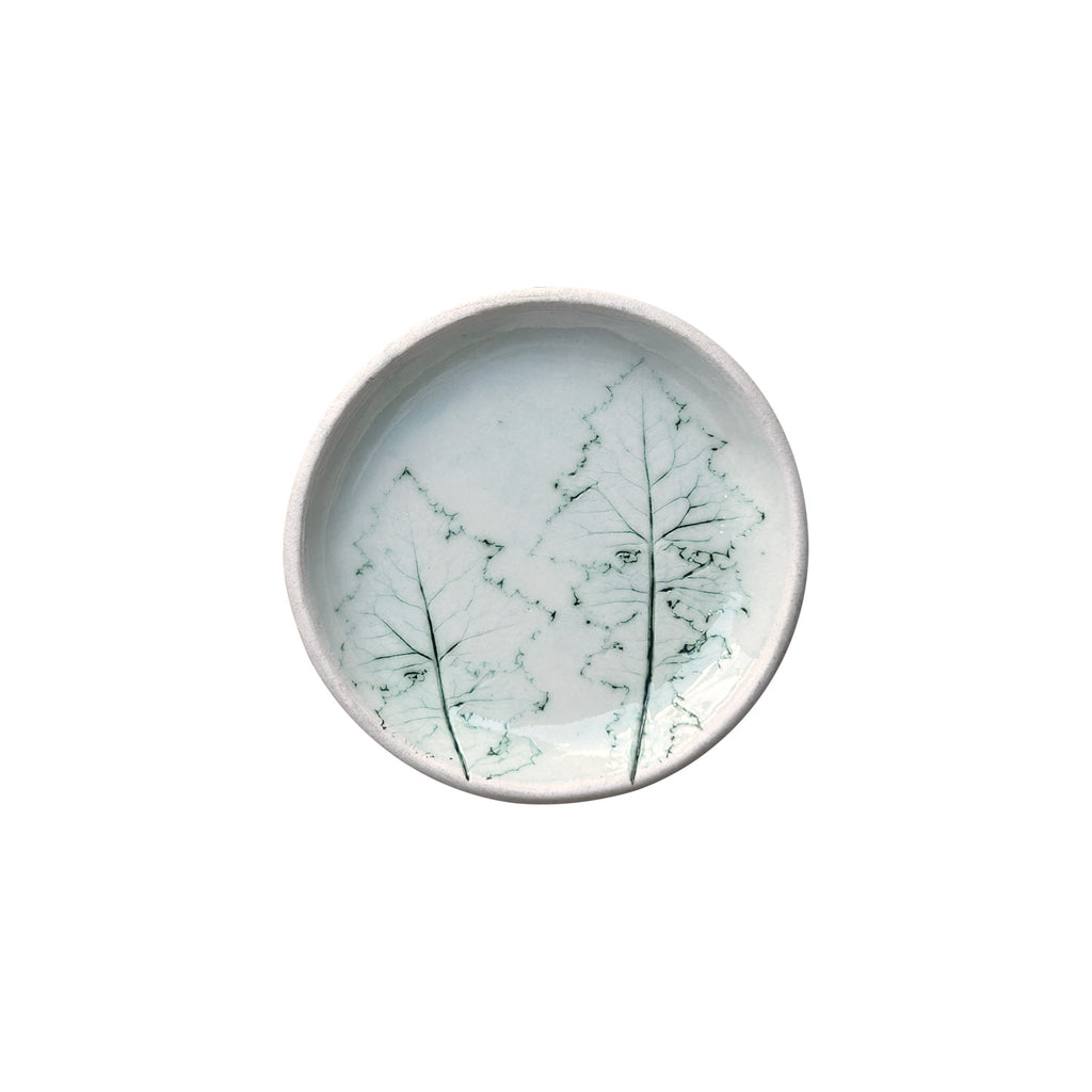 Sekli cam agacina benzeyen yapraklar basilmis yesil beyaz tabak_Green white plate with pine like leaves pressed