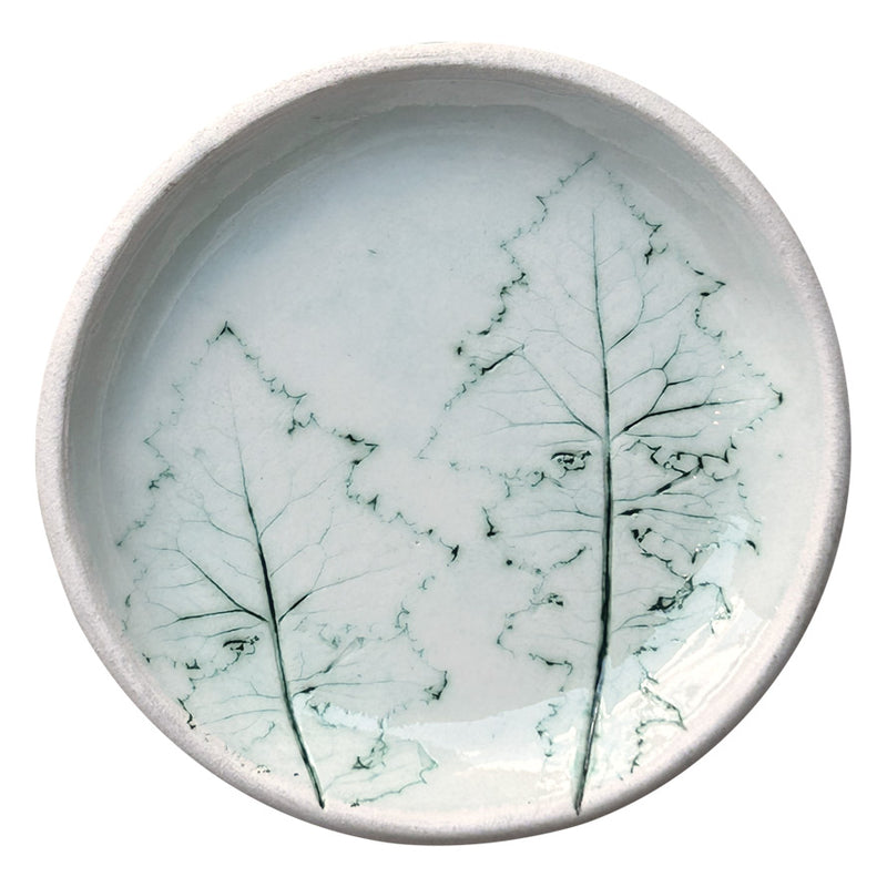 Sekli cam agacina benzeyen yapraklar basilmis yesil beyaz tabak_Green white plate with pine like leaves pressed