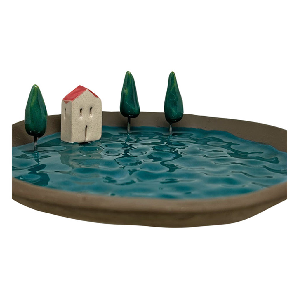 Selvi agaclari ve kirmizi catili ev ile suslenmis petrol yesili hediyelik tabak_Giftware dish decorated with cypress trees and a house