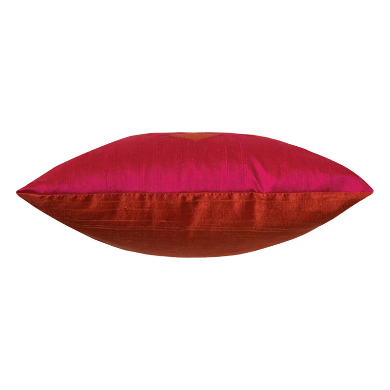 Sicak renklerde kucuk ipek kirlentin yan gorunusu_Side view of small silk cushion in warm colors