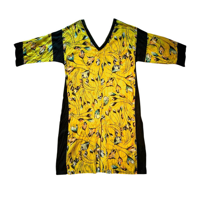 Siyah bantlari olan V yakali desenli sari bol elbisenin arkasi_Yellow loose dress with patterns and black stripes