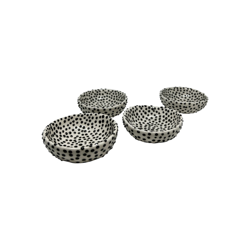 Siyah benekli dort adet beyaz cerezlik_Four white ceramic nut bowls with black speckles