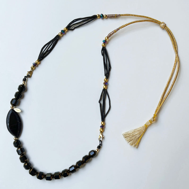Siyah boncuklu el yapimi puskullu uzun kolye_Handmade necklace with black glass beads