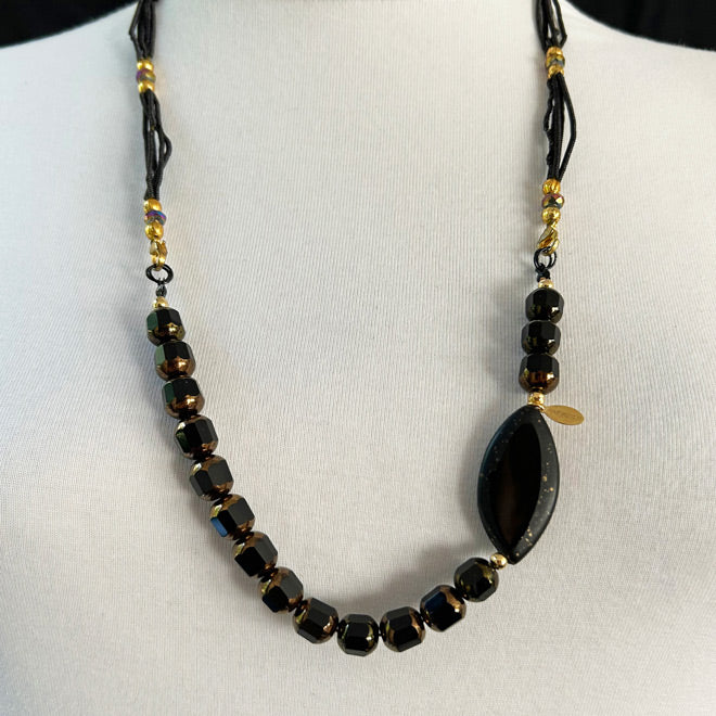 Siyah boncuklu el yapimi puskullu uzun kolye_Handmade necklace with black glass beads