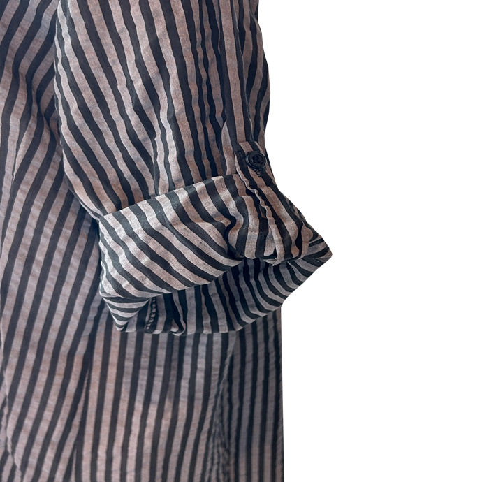 Siyah gri ince cizgili tunigin kivrilip dugmelenmis kolu_Rolled up buttoned sleeve of striped black and grey tunic