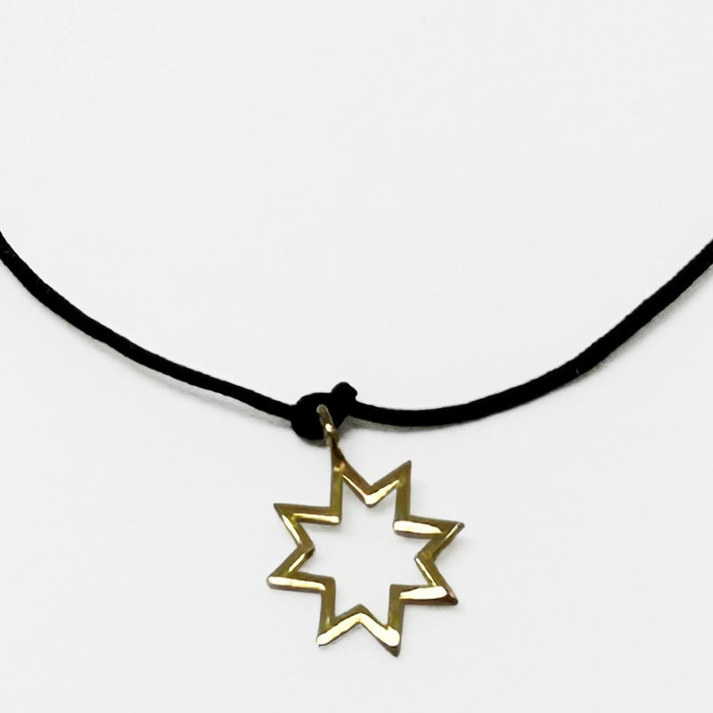 Siyah ipte Maras kiliminden alinma yildiz motifli gumus ustu altin kaplama uc_Gold plated silver pendant with star motif taken from a Kahramanmaras rug on black string