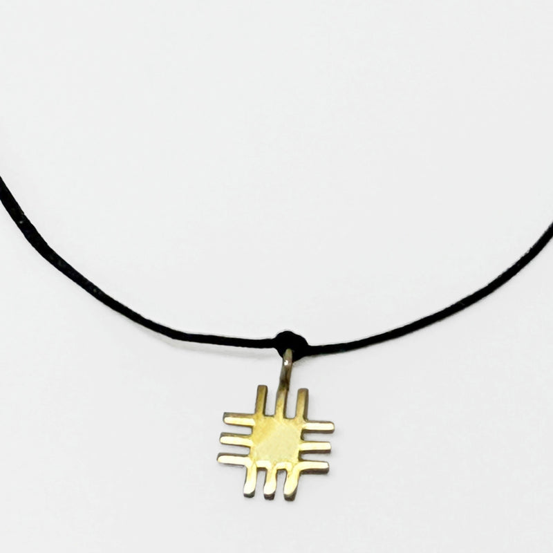 Siyah ipte Sivas kiliminden alinma pitrak motifli gumus ustu altin kaplama uc_Gold plated silver pendant with burdock motif taken from a Sivas rug on black string