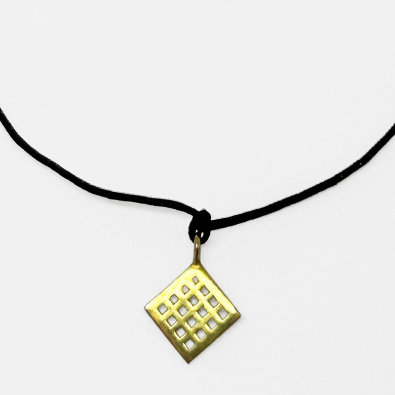 Siyah ipte Tokat kiliminden alinma bereket motifli gumus ustu altin kaplama uc_Gold plated silver pendant with fertility motif taken from a Tokat rug on black string