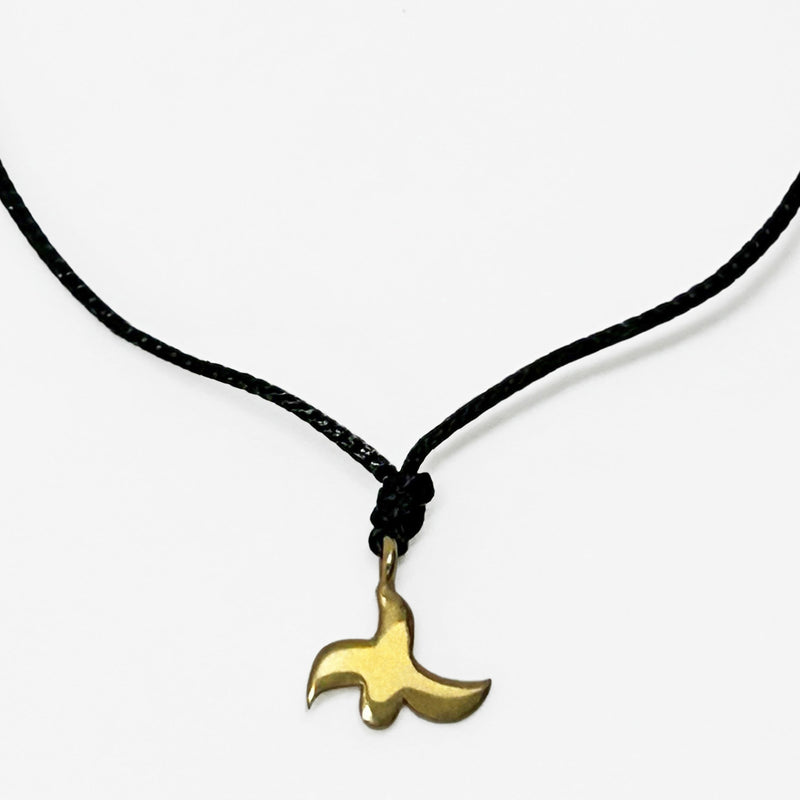 Siyah ipte bir Afyon Sandikli kecesinden alinma kus motifli gumus ustu altin kaplama uc_Gold plated silver pendant with bird motif taken from a felt of Afyon on black string
