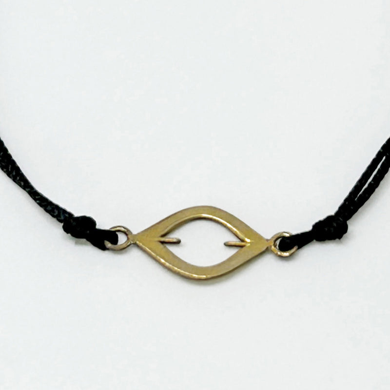 Siyah ipte bir Tekirdag Sarkoy kiliminden alinma goz motifli gumus ustu altin kaplama uc_Gold plated silver pendant with eye motif taken from a rug on black string
