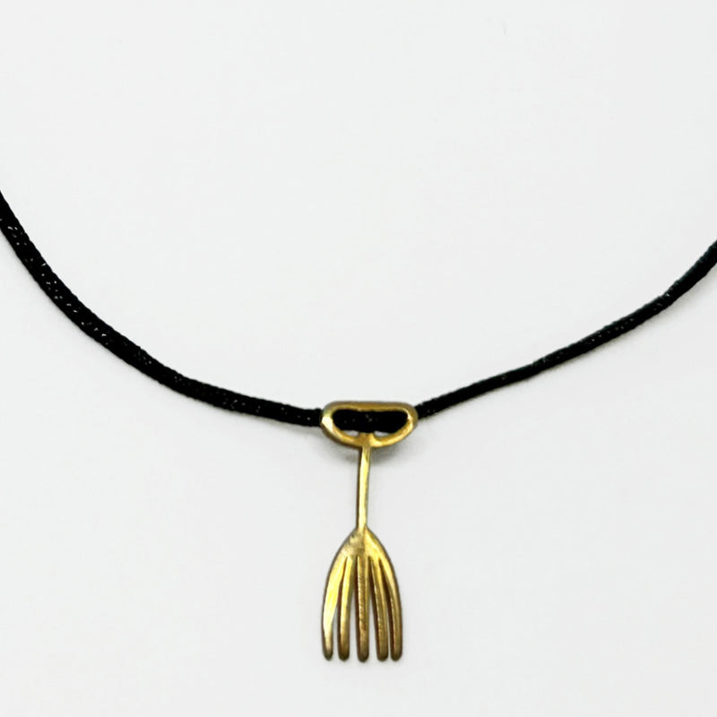 Siyah ipte bir dovmeden alinma el parmak tarak motifli gumus ustu altin kaplama uc_Gold plated silver pendant with hand finger and comb motif taken from a tattoo on black string