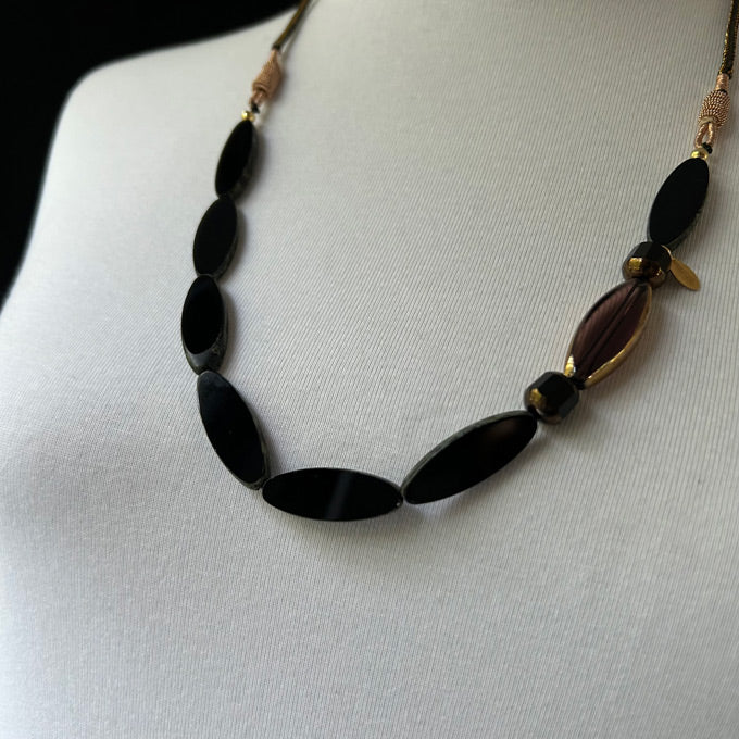 Siyah ve kahverengi mekik seklinde boncuklardan olusan tasarim kolye_Designer necklace with shutter shaped black beads