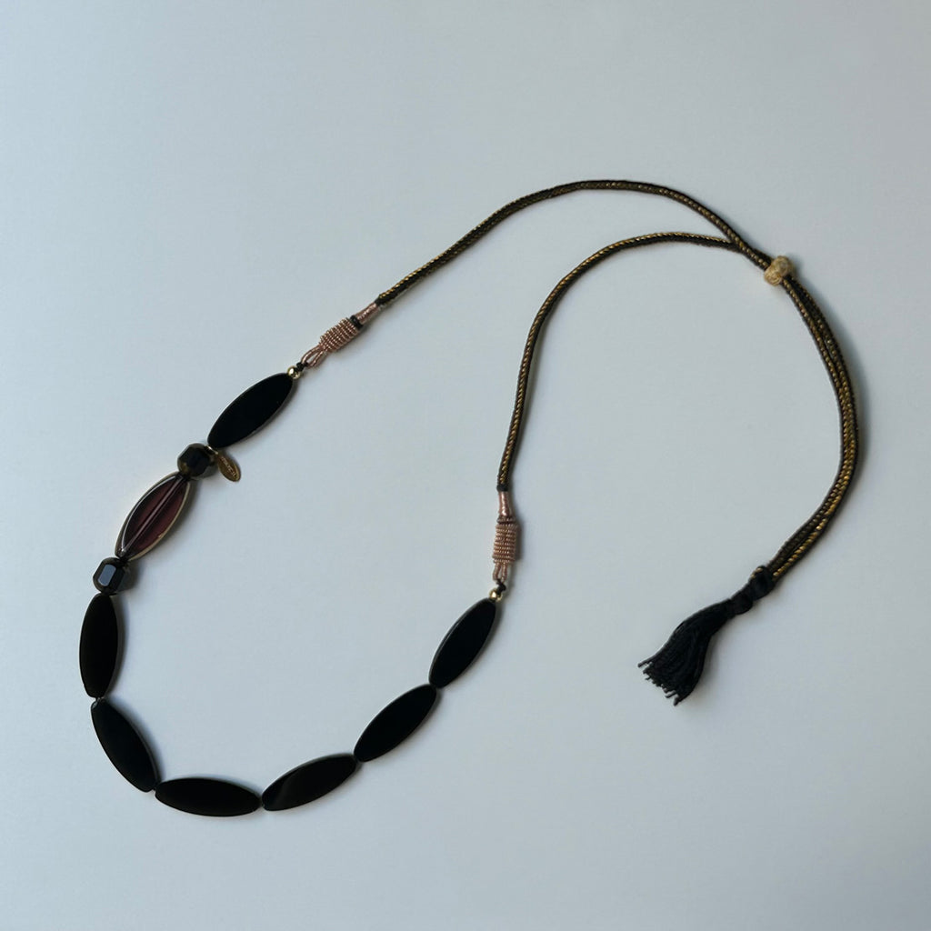 Siyah ve kahverengi mekik seklinde boncuklardan olusan tasarim kolye_Designer necklace with shutter shaped black beads