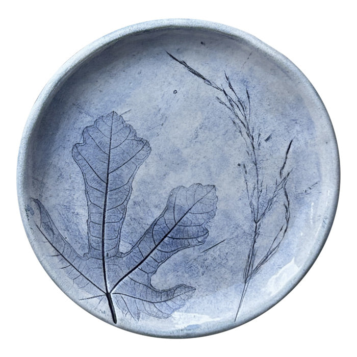 Solda incir yapragi sagda bir ot desenli mavi pasta tabagi_Blue cookie plate with fig leaf and herb pattern