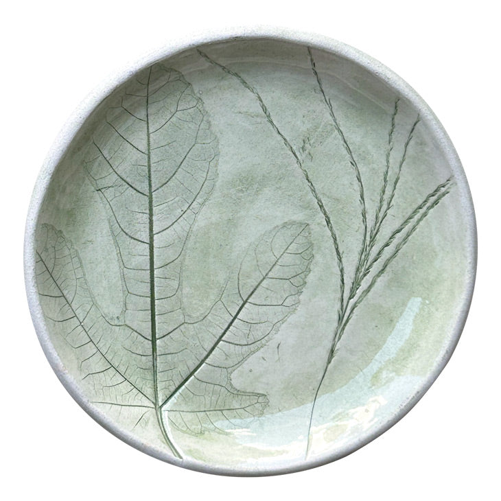 Solda incir yapragi saginda bir ot desenli yesil kucuk pasta tabagi_Green small plate with fig leaf and herb pattern