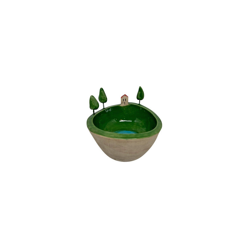 Solunda iki saginda bir agac olan minik bir ev ile suslenmis dekoratif kase_Decorative small bowl a tiny house beside trees