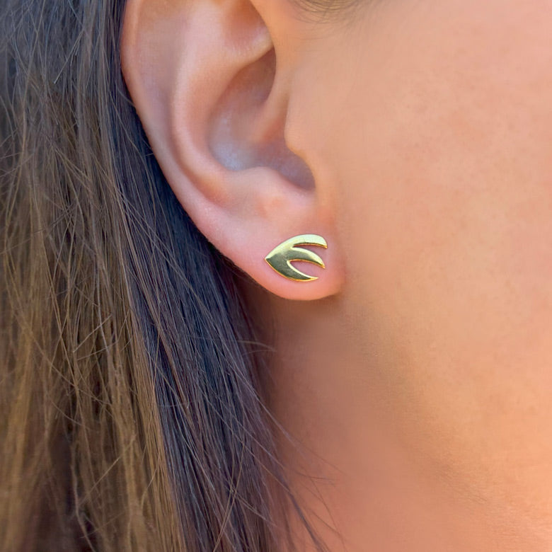 Stilize kus motifi bir Tekirdag kiliminden alinma gumus kupe_Silver earring with stylized bird motif