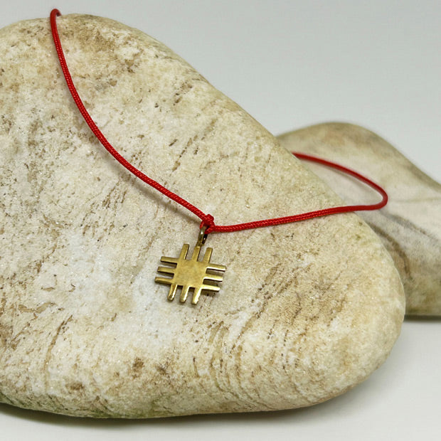 Tas ustunde duran Anadolu Motifli kirmizi ipli tasarim taki_Designer bracelet with an Anatolian motif pendant
