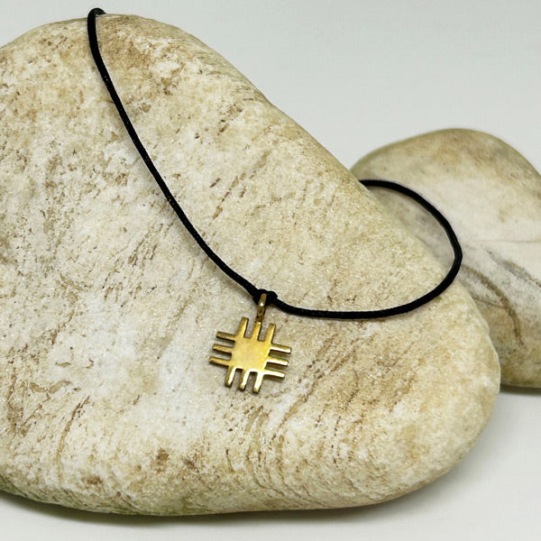 Tas ustunde duran Anadolu Motifli siyah ipli tasarim taki_Designer bracelet with an Anatolian motif pendant