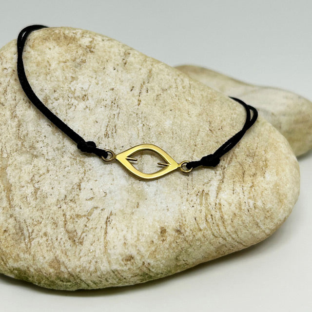 Tas ustunde duran goz sekilli Anadolu Motifli siyah ipli bileklik_Black string bracelet with eye shaped Anatolian Motif on a stone