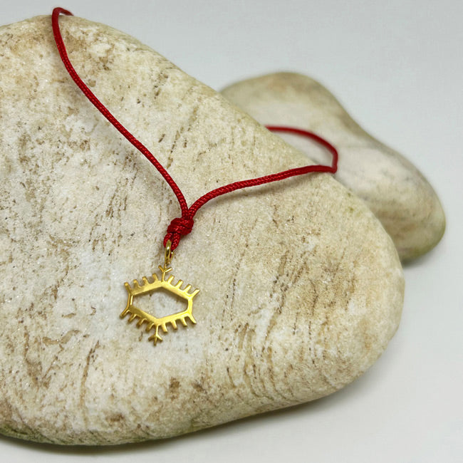 Tasin ustunde duran gumus ustu altin kaplama pitrak motifli kirmizi ipli bileklik_Red string bracelet with gold plated silver burdock motif