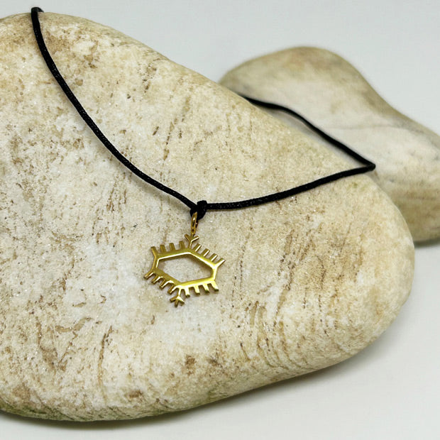 Tasin ustunde duran gumus ustu altin kaplama pitrak motifli siyah ipli bileklik_Black string bracelet with gold plated silver burdock motif