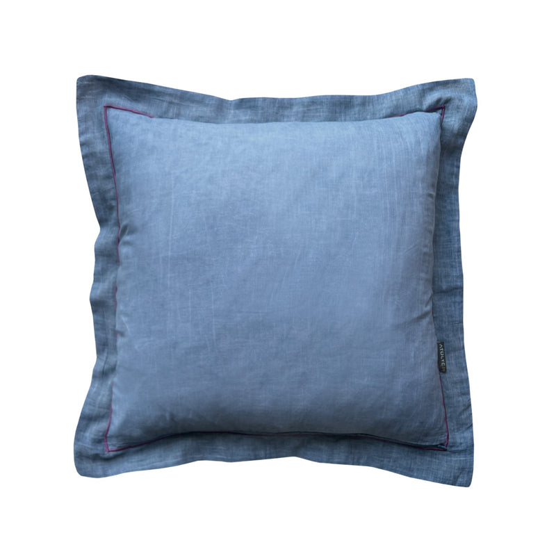 Taslanmis pamuklu koyu fusya nakisli mavi yastik_Stone washed cotton blue square cushion with dark fuchsia embroidery