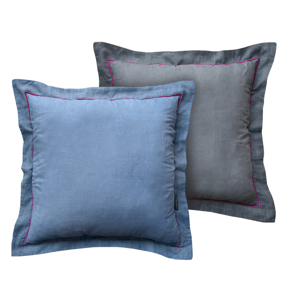 Taslanmis pamuklu mavi ve fume cift yuzlu yastik_Stone washed cotton blue and dark grey double sided pillow