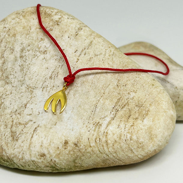 Tasta duran insan ruhu ozlem sevgi kuvvet sembolu kus motifli kirmizi ipli bileklik_Red string bracelet with bird motif symbolizing human spirit longing love and power