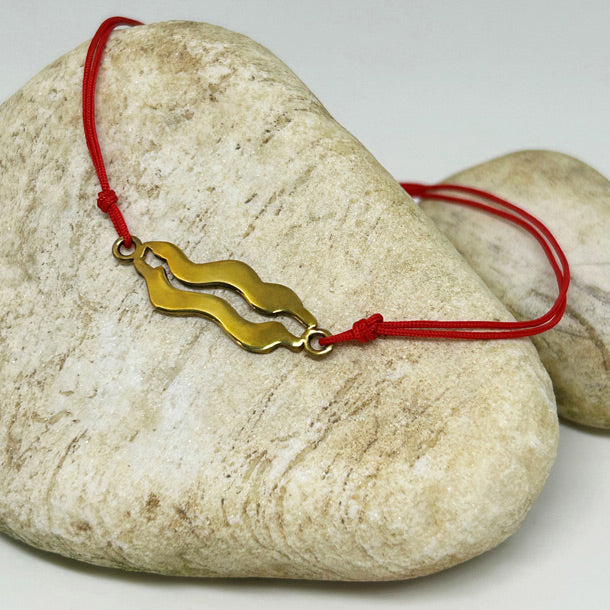 Tasta duran yilan ejder motifili kirmizi ipli bileklik_Red string bracelet with serpent dragon motif on a beige stone