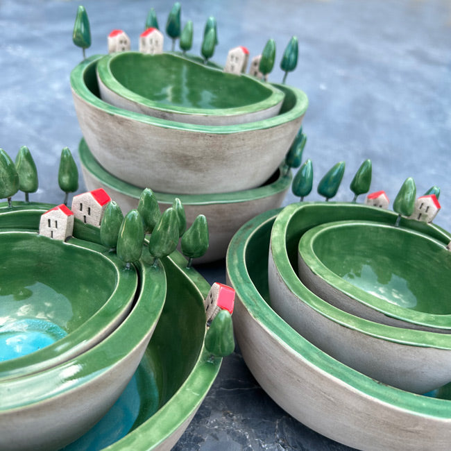 Toskana koyu konseptli ic ice duran yesil kaseler_Stacking green bowls with Toscana village concept
