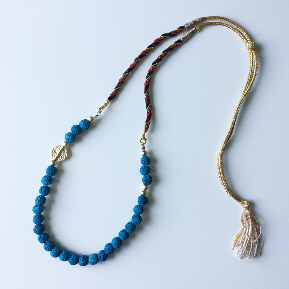 Turkuaz lavtasi ve altin rengi aksesuarli tasarim kolye_Designer necklace with cyan blue and gold color pieces