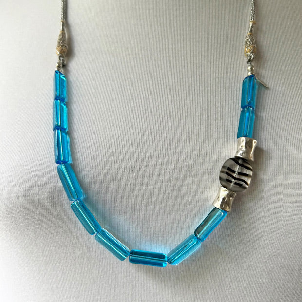 Turkuaz mavi prizmatik cam boncuklu puskullu kolye_Cyan blue prismatic glass beaded necklace with tassel