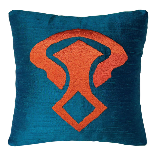 Turkuaz ustune turuncu elibelinde motifi nakisli kucuk ipek yastik_Peacock blue silk cushion with orange hands on hips mot