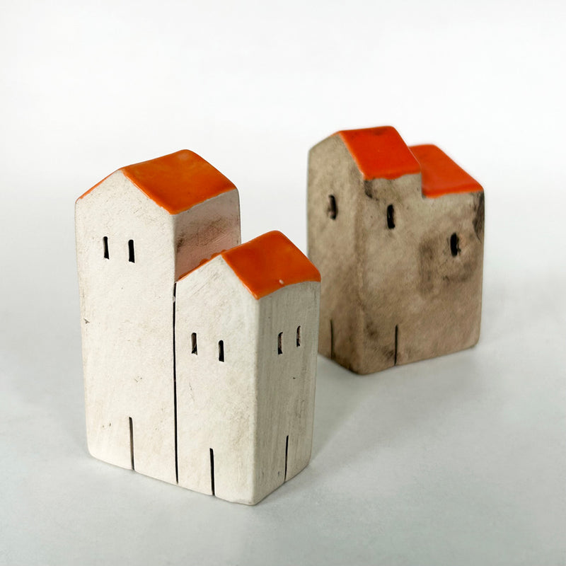 Turuncu catili iki kucuk seramik ev_Two small ceramic houses with orange double roofs