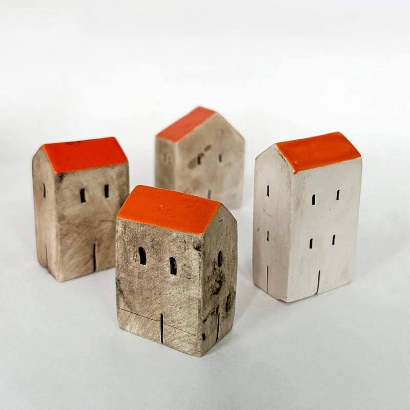 Turuncu catili kucuk seramik evler_Small ceramic houses with orange roofs