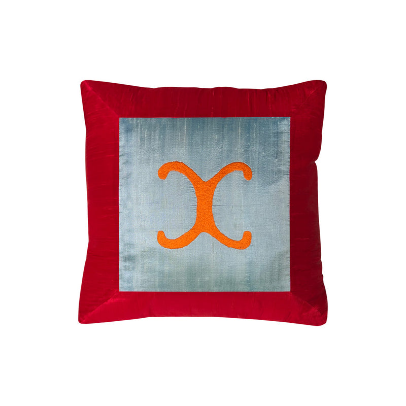 Turuncu koc boynuzu motifli kirmizi kare yastik_Red square cushion with orange rams horn motif