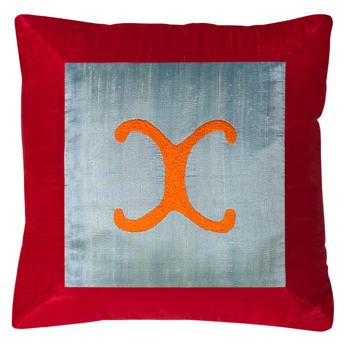 Turuncu koc boynuzu motifli kirmizi kare yastik_Red square cushion with orange rams horn motif