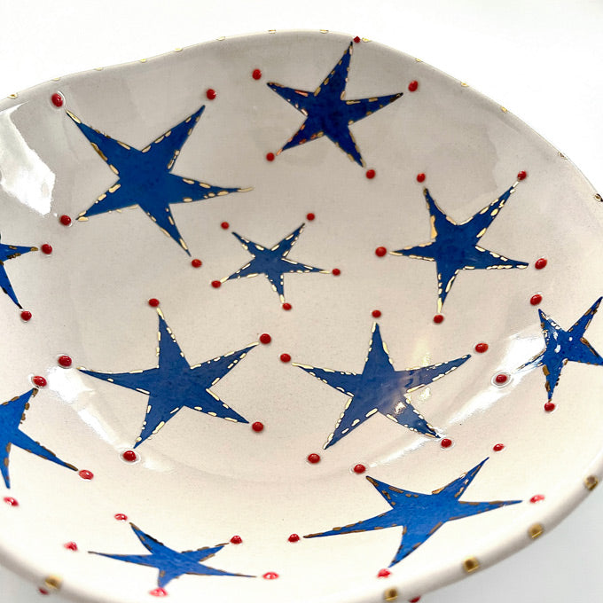 Uclarinda kirmizi puturlu noktalar olan mavi yildizli yayvan kase_Bowl with blue stars and red embossed dots