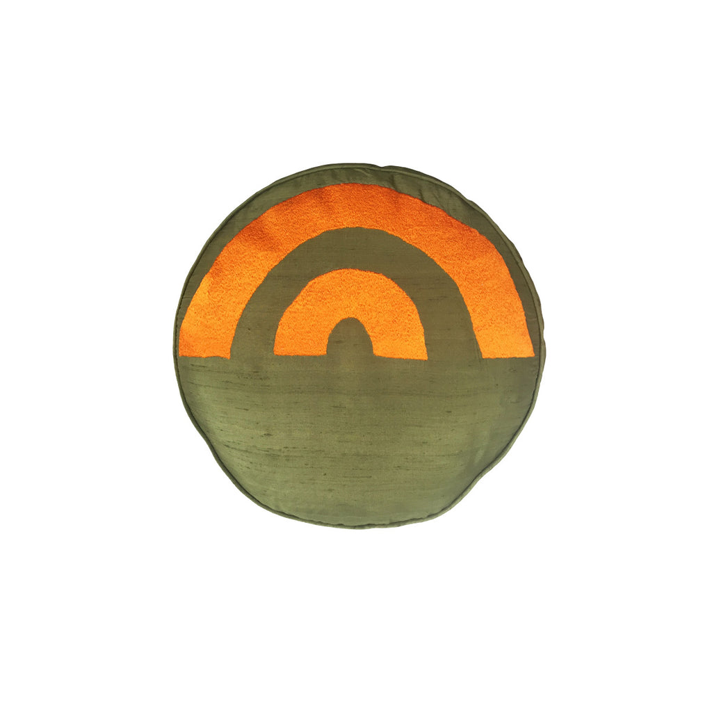 Ufuktan gun dogumunu andiran damga motifli yuvarlak haki yesil kirlent_Round khaki green throw pillow with stamp motif resembling sunrise from the horizon