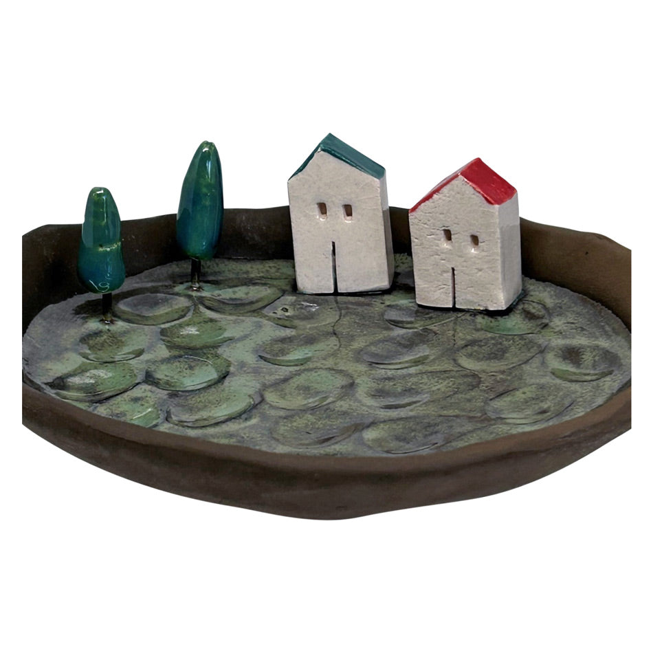Ustunde kirmizi ve yesil catili minik evler olan el yapimi seramik tabak_Hand made ceramic plate with trees and a house with green and red roofs